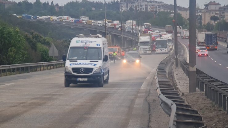 TEM'e mazot döküldü, yol 1 saat trafiğe kapandı
