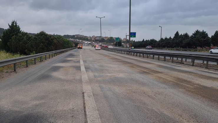 TEM'e mazot döküldü, yol 1 saat trafiğe kapandı