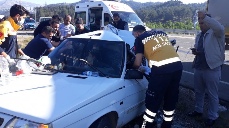 TIR, önündeki otomobile çarptı: 1 ölü, 3 yaralı