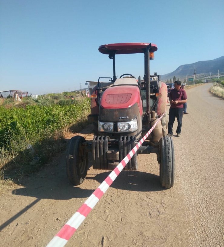 Traktörün römorkundan düşen 14 yaşındaki mevsimlik işçi yaşamını yitirdi