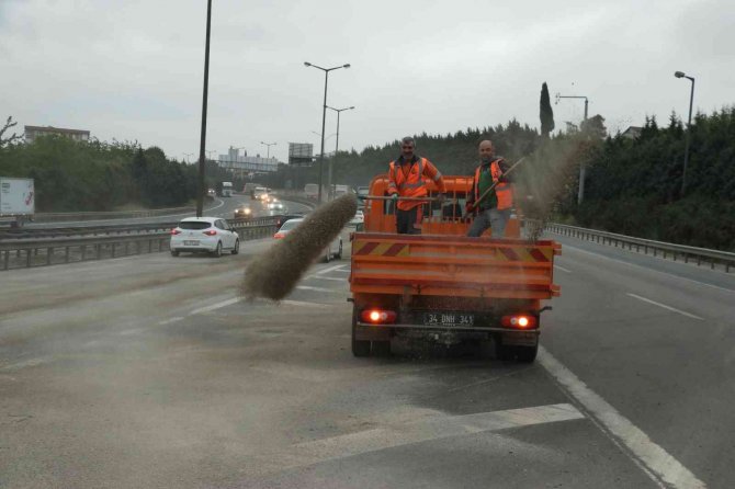 Yola dökülen mazot, kilometrelerce araç kuyruğu oluşturdu