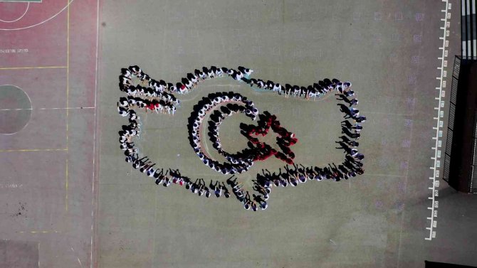 200 lise öğrencisinin anlamlı Türk bayrağı koreografisi