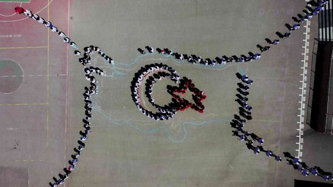 200 lise öğrencisinin anlamlı Türk bayrağı koreografisi