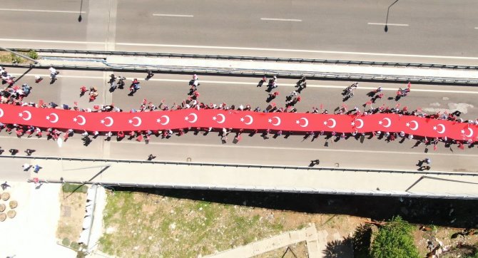 200 metrelik Türk bayrağıyla yürüdüler