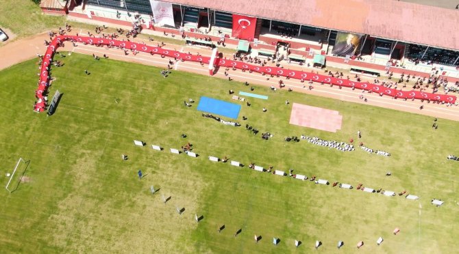 200 metrelik Türk bayrağıyla yürüdüler