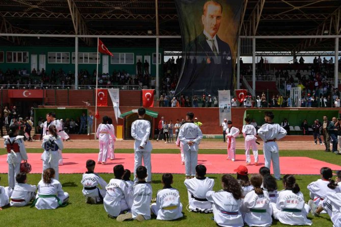 200 metrelik Türk bayrağıyla yürüdüler