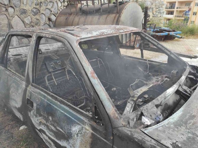 5 yıldır park halinde duran otomobil yandı