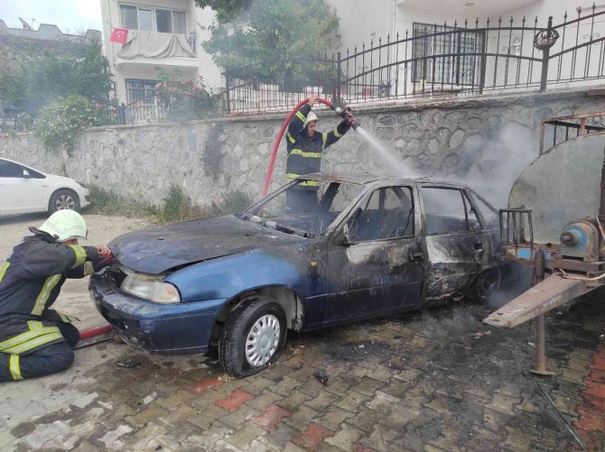 5 yıldır park halinde duran otomobil yandı