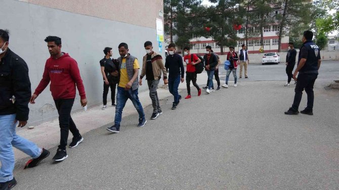 76 kaçak göçmen gözaltına alındı