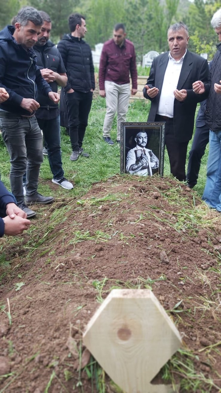 Almanya'da ringde ölen boksör, memleketinde son yolcuğuna uğurlandı