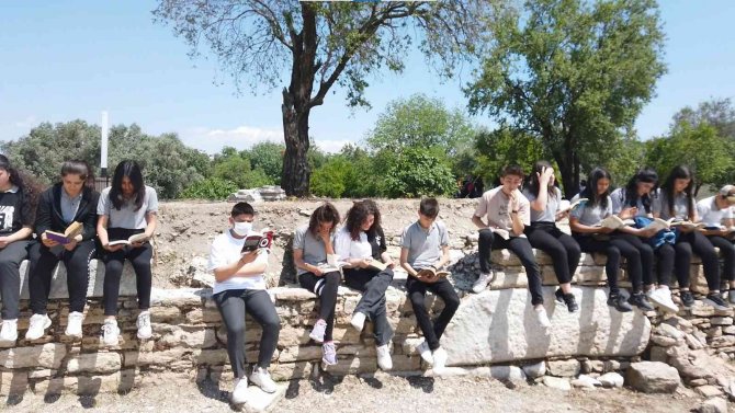 Antik kentte hem okudular, hem söylediler