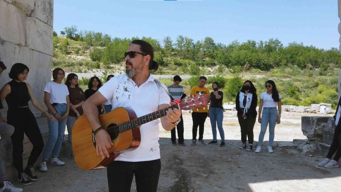 Antik kentte hem okudular, hem söylediler