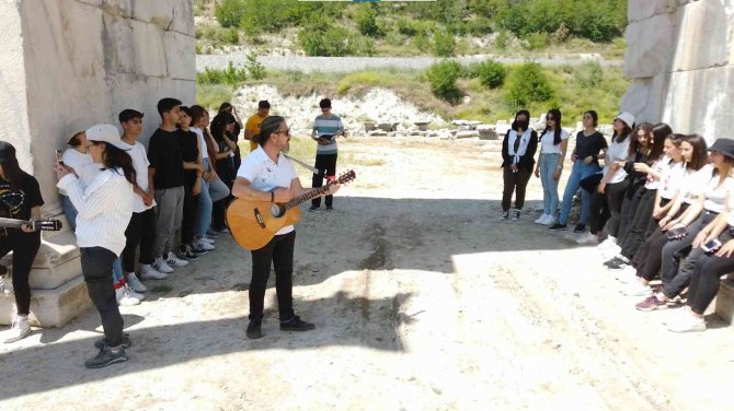 Antik kentte hem okudular, hem söylediler