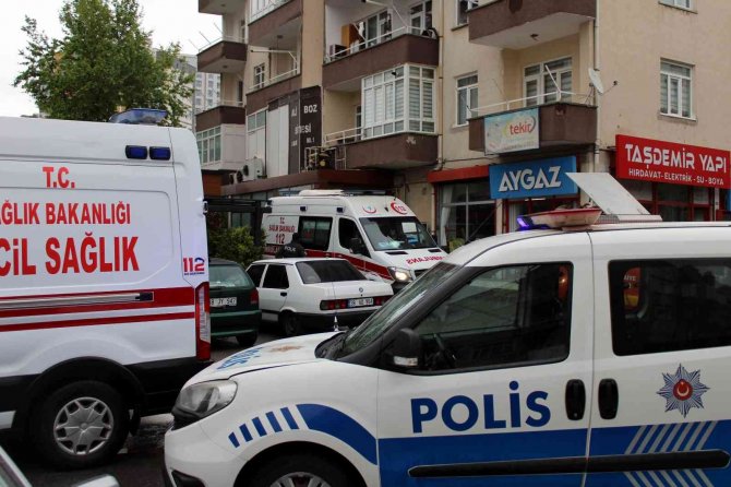 Asansörde sıkışan şahıs kurtarıldı