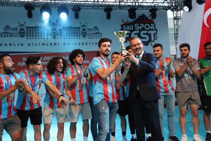 Bakan Kasapoğlu: Her alanda gençlerin yanında olduk