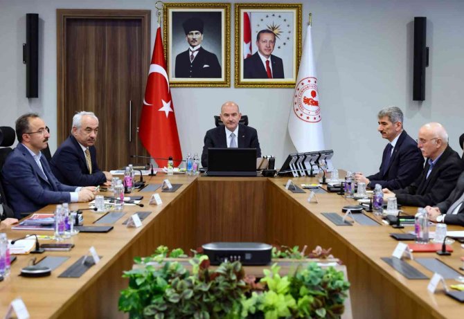 Bakan Soylu, göç ve uyuşturucu konularıyla ilgili 81 ilin valisiyle görüştü