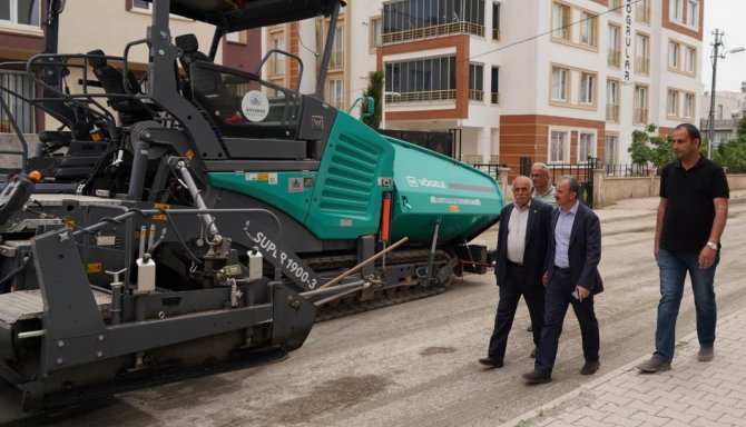 Başkan Kılınç, asfalt çalışmalarını yerinde inceliyor