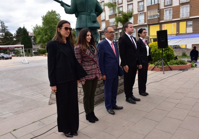 Bazı parti ve STK’lar Atatürk Anıtı’na çelenk sundu