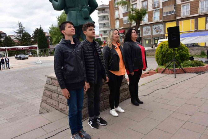 Bazı parti ve STK’lar Atatürk Anıtı’na çelenk sundu