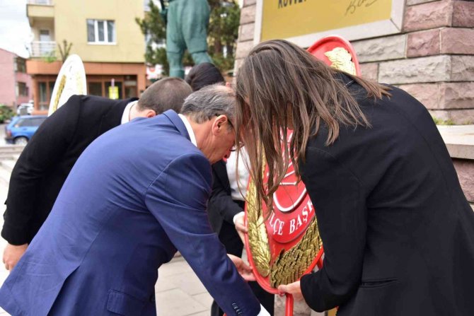 Bazı parti ve STK’lar Atatürk Anıtı’na çelenk sundu