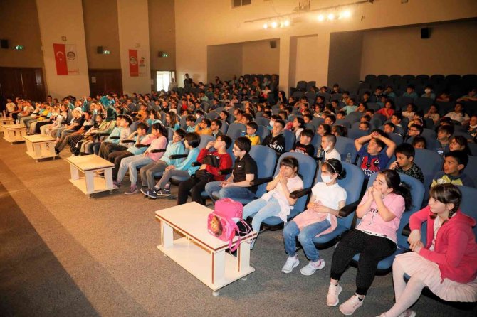 Çocuklar Nasreddin Hoca oyunuyla eğlendi