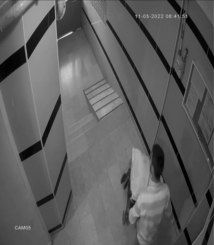 Evden çaldıklarını bebek arabasıyla taşıdı; o anlar kamerada