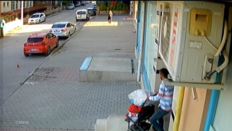 Evden çaldıklarını bebek arabasıyla taşıdı; o anlar kamerada