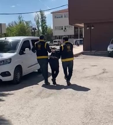 Evden çaldıklarını bebek arabasıyla taşıdı; o anlar kamerada