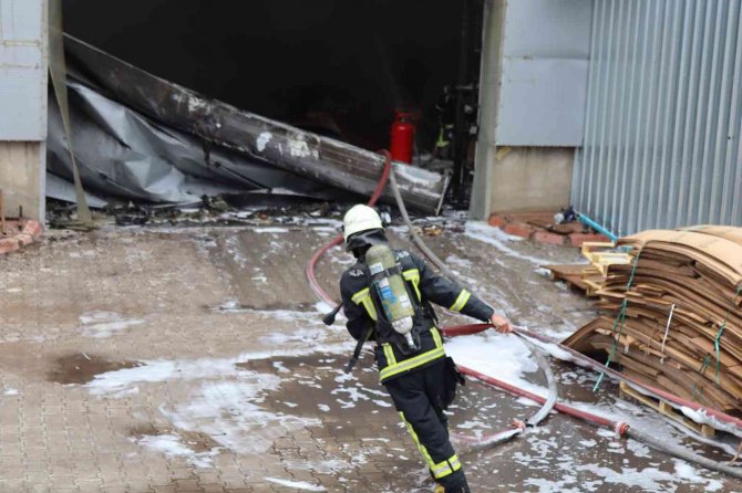 Fabrika yangını 62 personelle söndürüldü