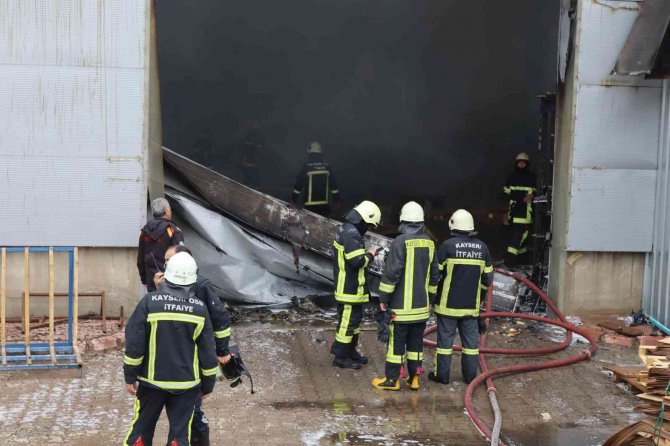 Fabrika yangını 62 personelle söndürüldü