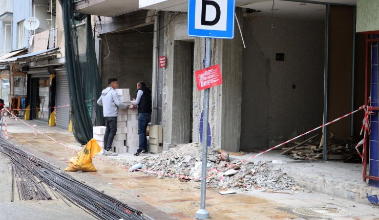 Kaldırımda yürürken başına beton parçası düştü