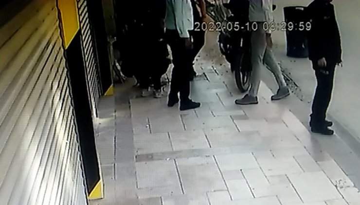 Kaldırımda yürürken başına beton parçası düştü