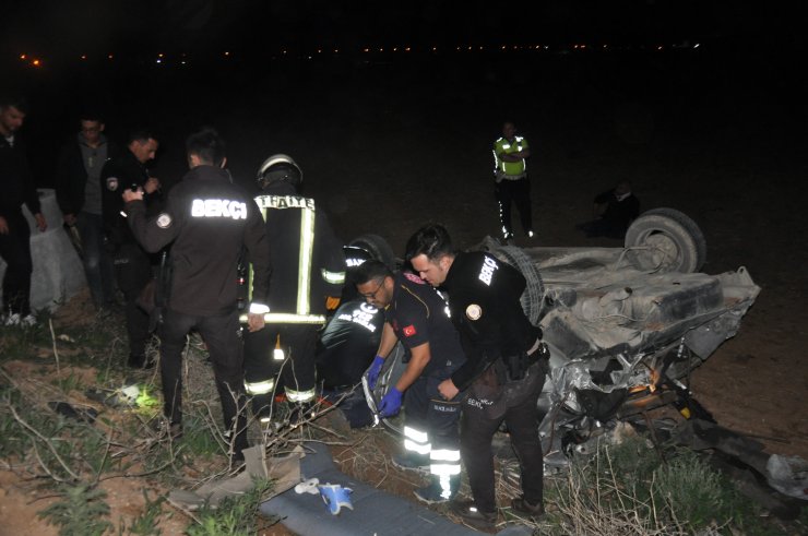 Karaman'da trafiğe kapalı yola giren otomobil şarampole yuvarlandı