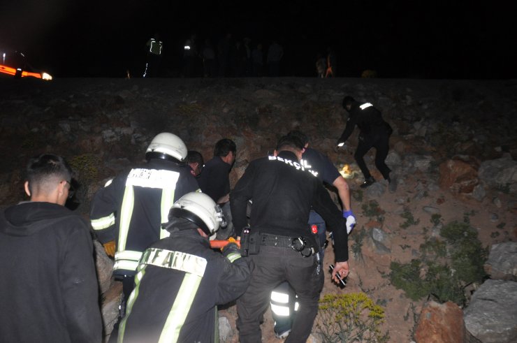 Karaman'da trafiğe kapalı yola giren otomobil şarampole yuvarlandı