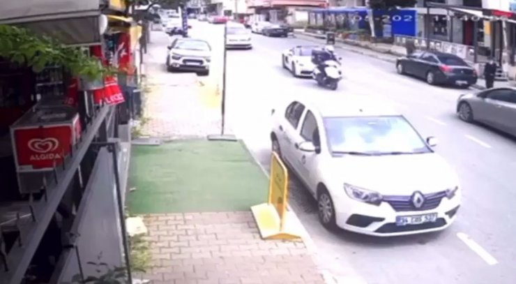 Kartal'da lüks otomobilin motosikletliye çarptığı anlar kamerada