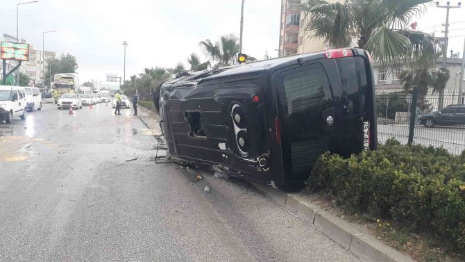 Lüks minibüs yoldan çıktı: 1 yaralı
