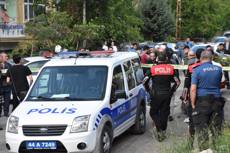 Metruk evin çöken duvarının altında kalan Muhammed öldü, kuzeni yaralandı