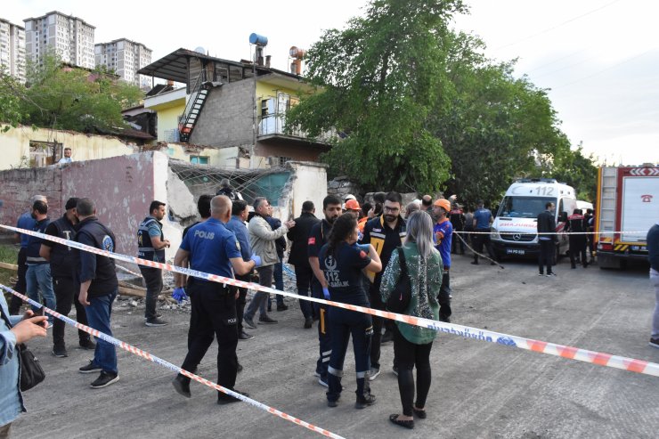 Metruk evin çöken duvarının altında kalan Muhammed öldü, kuzeni yaralandı