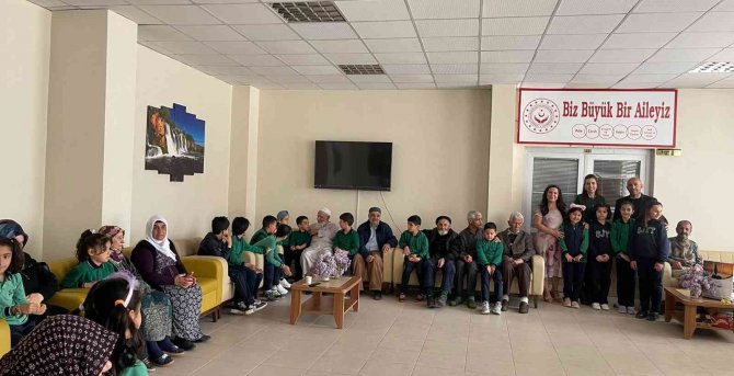 Minik öğrenciler huzurevi sakinleriyle bir araya geldi