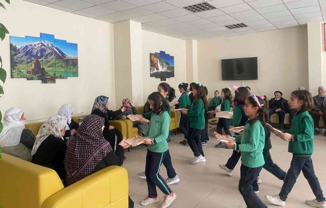 Minik öğrenciler huzurevi sakinleriyle bir araya geldi