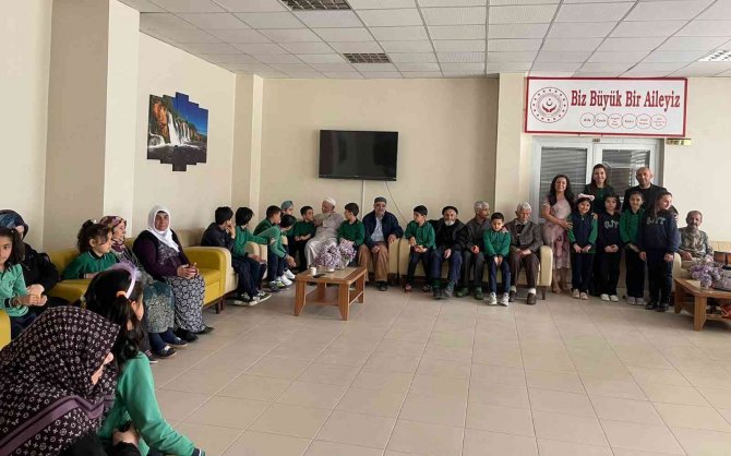 Minik öğrenciler huzurevi sakinleriyle bir araya geldi