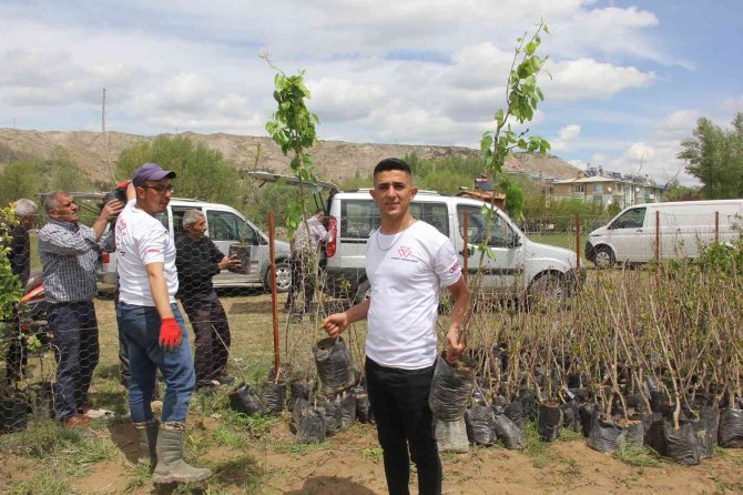 Ölen babası için ilginç bir hayır yaptı