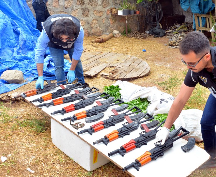 Operasyonlarda ruhsatsız 651 silah ele geçirildi