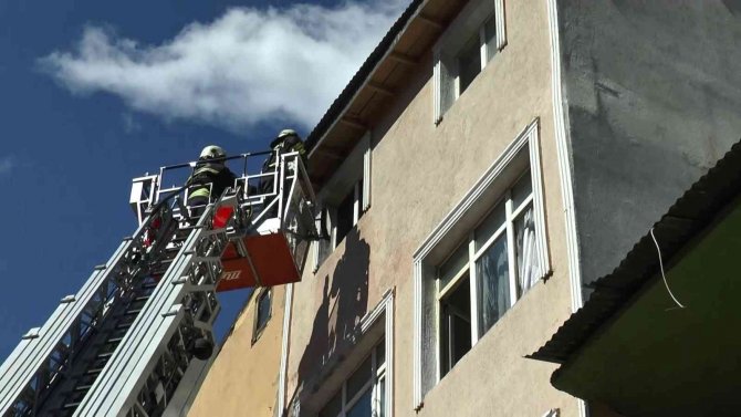 Otel odasından yükselen dumanlar paniğe yol açtı
