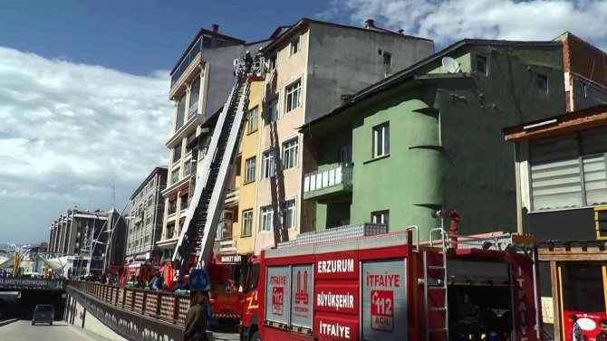 Otel odasından yükselen dumanlar paniğe yol açtı