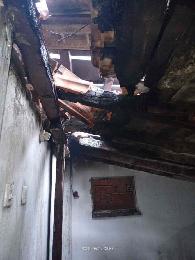 Oteldeki yangın büyümeden söndürüldü