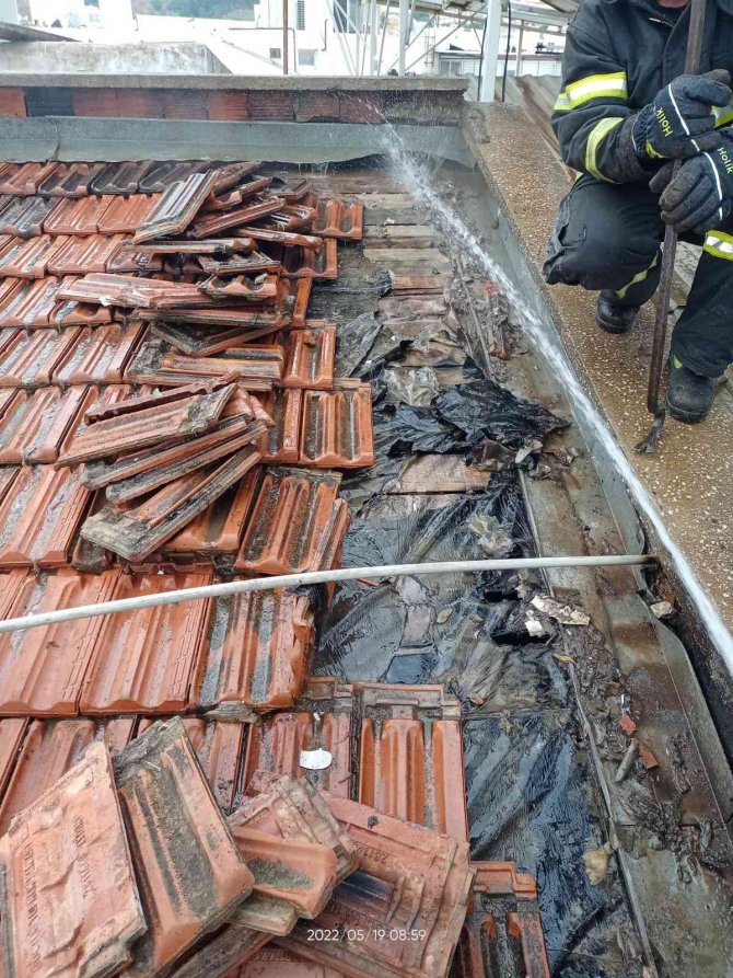 Oteldeki yangın büyümeden söndürüldü