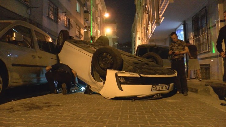 Otomobille takla attı yaralı arkadaşını bırakıp kaçtı