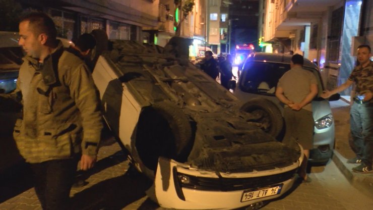 Otomobille takla attı yaralı arkadaşını bırakıp kaçtı