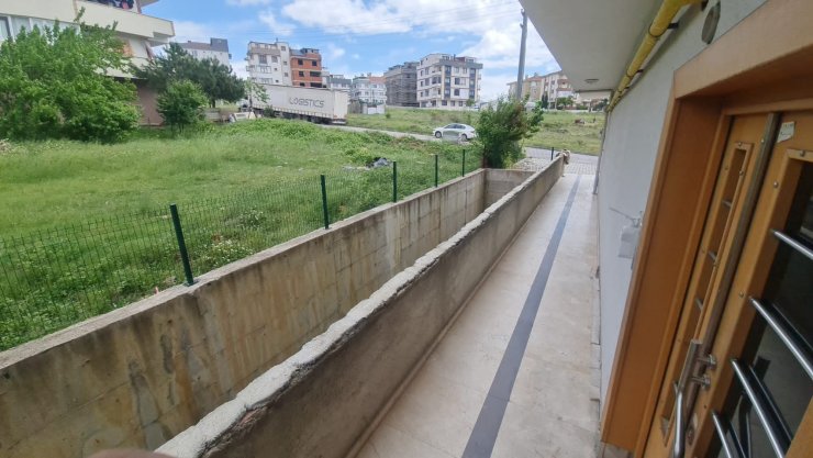 Oturduğu mermer kırılınca 3 metreden düşüp öldü